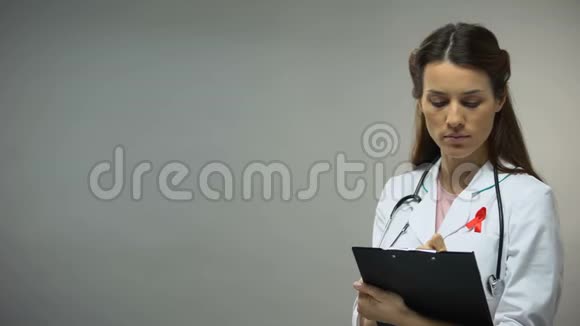 女医生用红丝带书写结论防艾运动理念视频的预览图