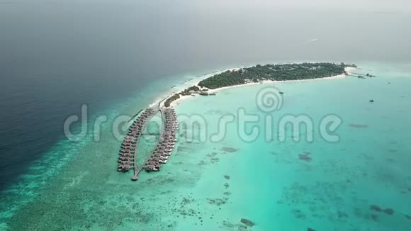 在阳光明媚的热带天堂岛上的马尔代夫白色沙滩上的空中飞行无人机景观视频的预览图