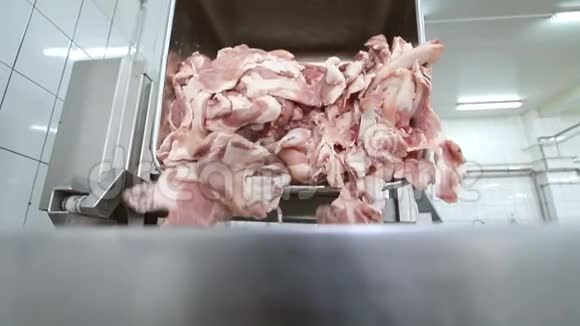 大块的肉掉进工业绞肉机里企业肉类行业的肉类加工视频的预览图