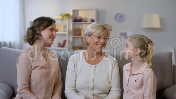 年轻的女性和孩子亲吻祖母的脸颊拥抱在一起家庭的爱视频的预览图
