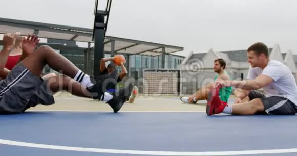 篮球运动员在篮球场上运动4k视频的预览图