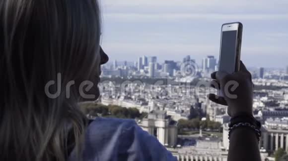 拍摄城市风景的女人视频的预览图