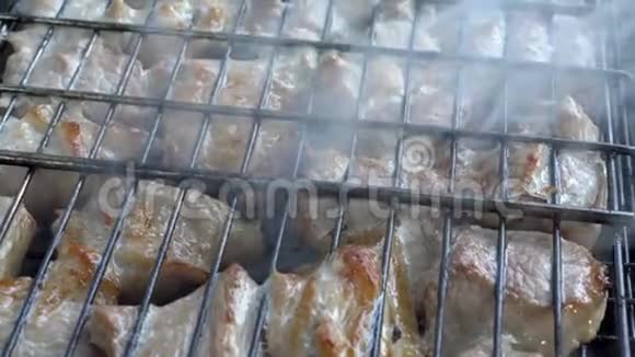 非常接近的烤肉这是准备在煤在烤架上露天烧烤视频的预览图