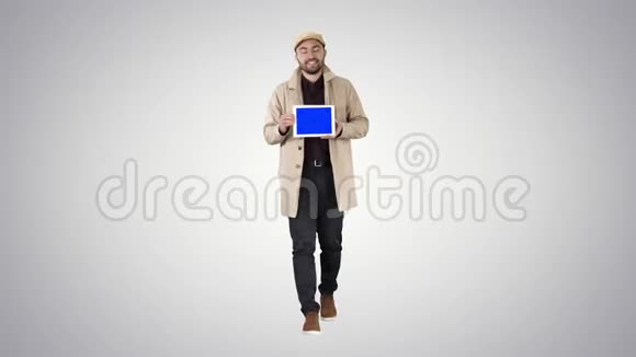 年轻人走路说话显示数字平板电脑与蓝屏模拟梯度背景视频的预览图