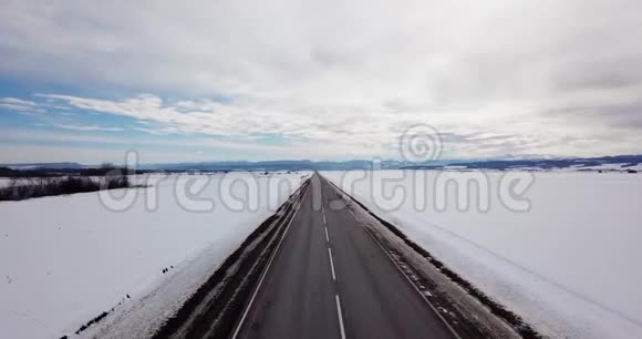 俄罗斯Psebai公路沿线飞过的深冬乡村景观鸟瞰图视频的预览图