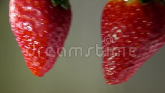 两个多汁的草莓互相碰撞视频的预览图