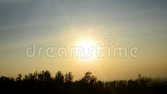 美丽的日落时间在山上视频的预览图