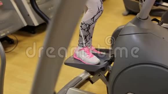 穿着运动鞋在健身房跑步机上跑步的女性肌肉脚特写镜头视频的预览图