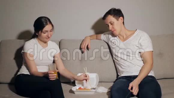 有魅力的年轻夫妇在家过夜喜欢吃日本菜带走食物视频的预览图