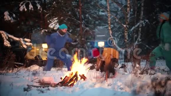 冬季森林乘雪车后一家人在森林里玩雪视频的预览图