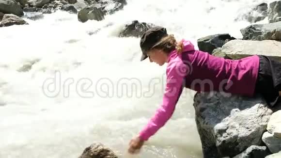 女游客在一条山河的帮助下喝水视频的预览图