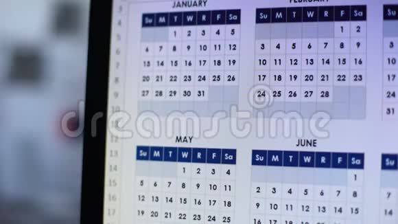 在个人电脑屏幕上手写日期预订机票或度假酒店视频的预览图