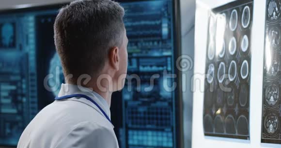 医生在看脑扫描图像视频的预览图