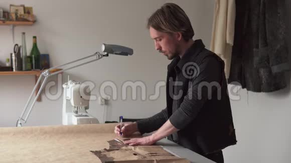 男性裁缝在工作场所制作服装图案视频的预览图