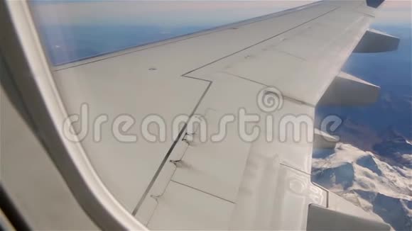 令人惊叹的阿尔卑斯山从飞机上视频的预览图