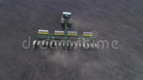 用拖拉机带耕机进行春耕的鸟瞰图利用农业进行土壤整理视频的预览图