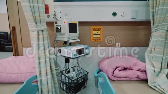 提供病人床位和医疗设备的病房视频的预览图
