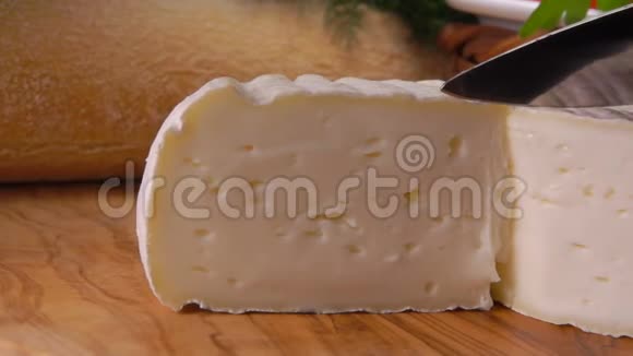 刀切下一片法国圆奶酪视频的预览图