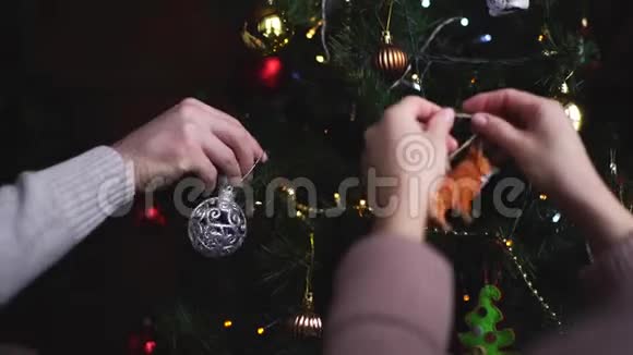 男人和女人缓慢地装饰圣诞树视频的预览图