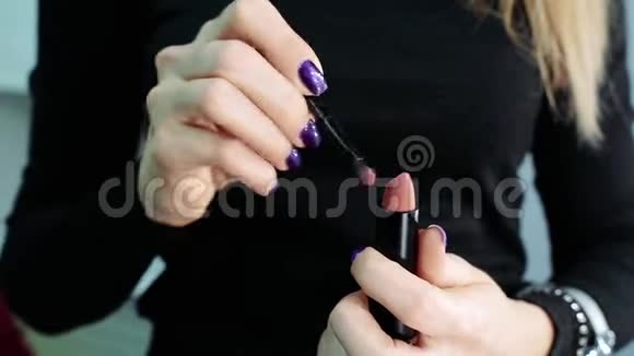 一个女人的手紧紧地着口红的颜色视频的预览图