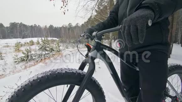眼镜挂在自行车车把上专业极限运动员自行车站在户外肥胖自行车自动循环系统视频的预览图