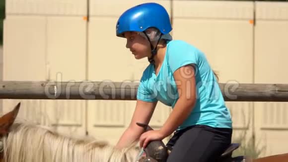 骑马的快乐女孩视频的预览图