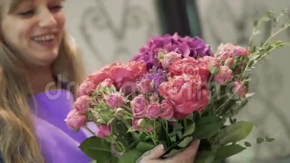 微笑的女孩花店带着一束美丽的花可爱的女孩在花店捧着一束花视频的预览图