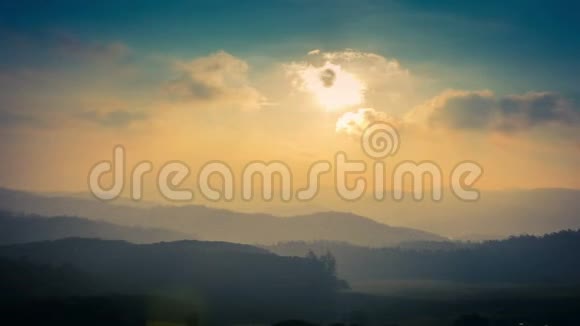 美丽的日落时间在山上视频的预览图