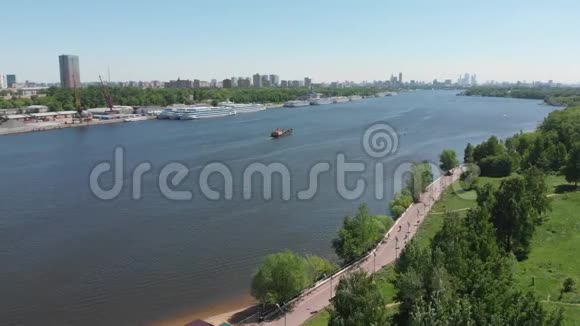 俄罗斯莫斯科莫斯科运河北河港沿线交通视频的预览图