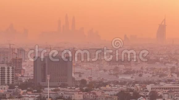 日落的迪拜码头屋顶景观JLT天际线和Jumeirah海滩橙色灯光迪拜阿拉伯联合酋长国视频的预览图