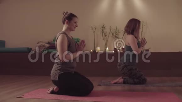 两个活跃的女性同时做瑜伽练习视频的预览图