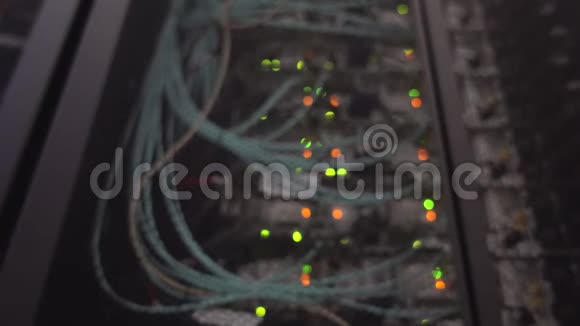 数据中心服务器机房背景模糊蓝色和橙色的引线视频的预览图