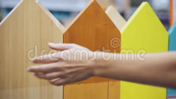 女人触摸油漆木板视频的预览图