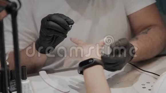 专业的美甲师用麻醉布擦脚视频的预览图
