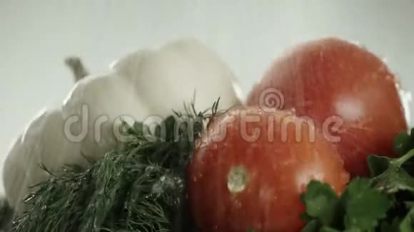 在视频中我们看到一个白色的南瓜西红柿和绿色水从一个喷射的顶部涌出白色的背景视频的预览图