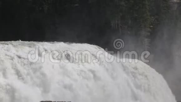 与瓦帕塔瀑布的悬崖视频的预览图
