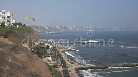 米拉弗洛雷斯海岸线和一个滑翔伞在秘鲁利马视频的预览图