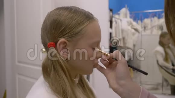 眼影在化妆室化妆模型眼睑上的应用视频的预览图