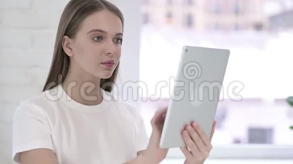 用平板电脑描绘严肃的年轻女性视频的预览图