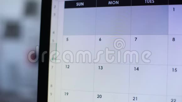 电脑上的在线日记中的妇女日程安排怀孕计划周期视频的预览图