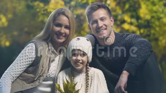 父母和女儿竖起大拇指就像年轻家庭的社交节目视频的预览图