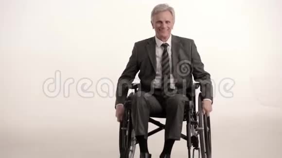 坐在轮椅上的贱民商人摄影棚视频的预览图
