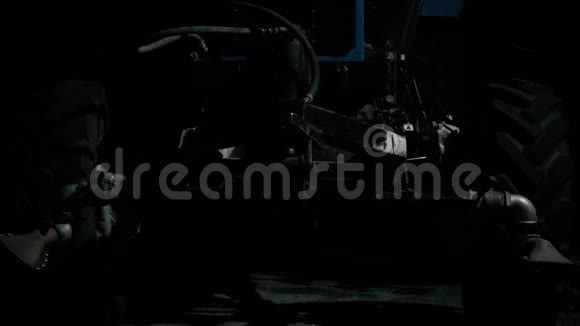 拖拉机在夜间照明视频的预览图