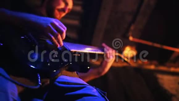 吉他手站在舞台上的紫外线下弹吉他视频的预览图
