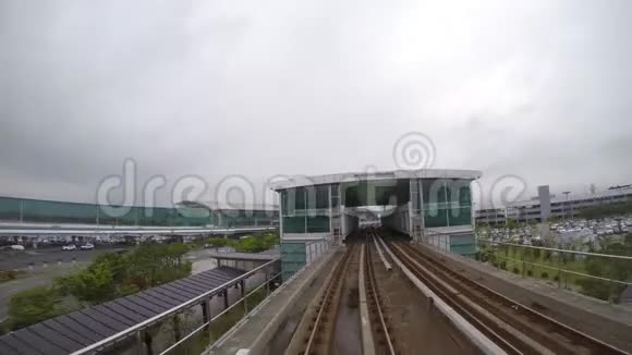 K4看着釜山城一辆移动地铁列车的车窗外视频的预览图