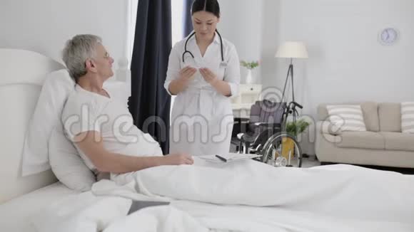 亚洲护士协助残疾老人卧床休息视频的预览图