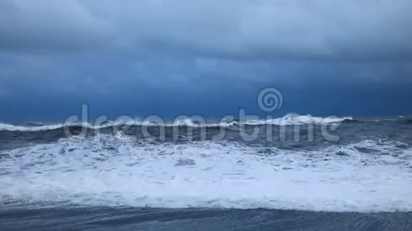 暴风雨波在黑色海滩雷尼斯法哈拉冬季维克冰岛视频的预览图