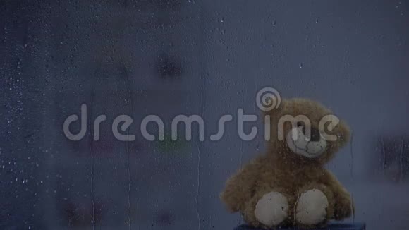 雷天雨窗后窗台上的泰迪熊希望和支持视频的预览图