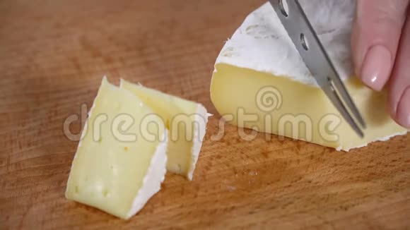 厨师用白模切奶酪视频的预览图