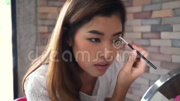 亚洲女人画眉毛视频的预览图